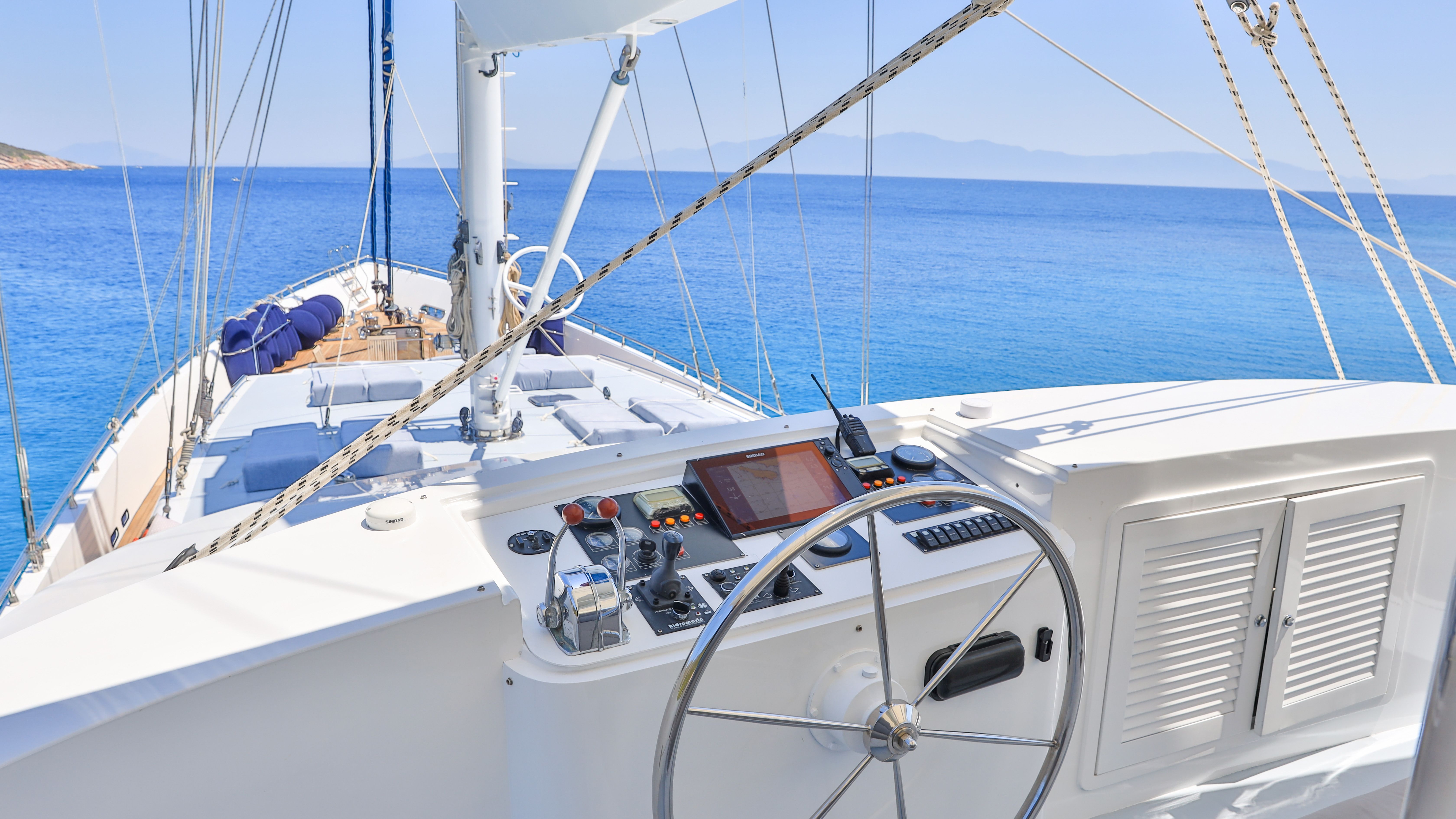 Luxury yacht canaria navigation.jpg