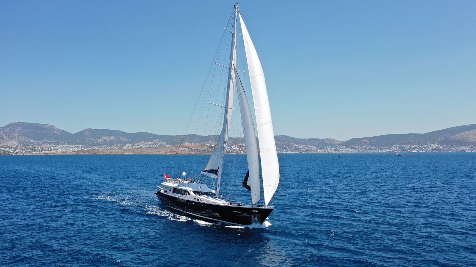 Luxury yacht canaria set sailing.jpg